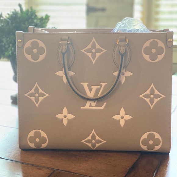 Authentic Louis Vuitton Onthego Dove/Creme New MM - Picture 2 of 11